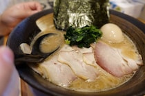 ラーメン好きなら外せない♪スープをひと口飲んでビックリ！丁寧な味と温かいお店づくりが光る一杯｜鳥取市