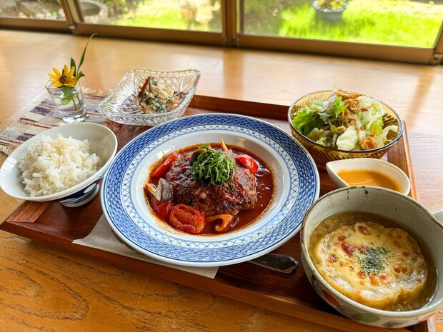 山間の古民家カフェで品数豊富な贅沢ランチを堪能。夏限定の濃厚抹茶のかき氷も絶品｜鳥取県若桜町