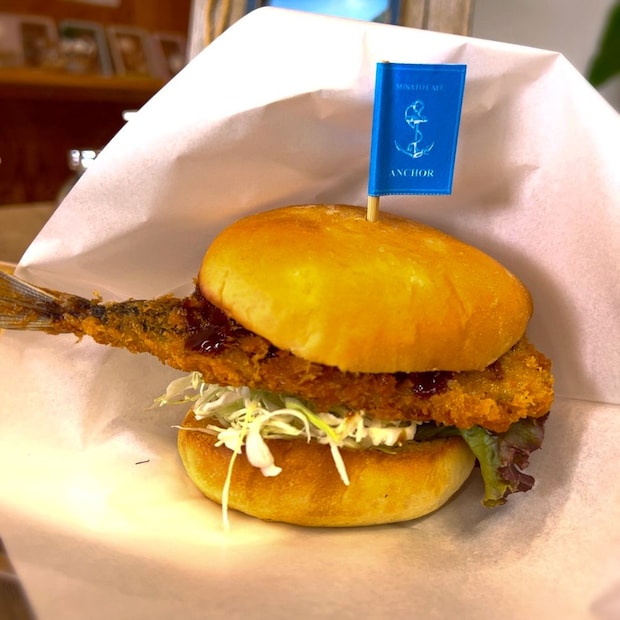 バンズからはみ出るボリューム！港の人気シーフードバーガーを堪能♪｜鳥取県岩美町