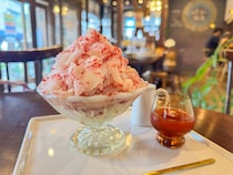 温泉街のレトロカフェで味わういちごを丸ごと削る贅沢かき氷！｜鳥取市