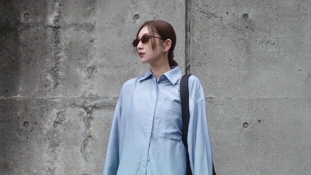 【40代スナップ】機能性もルックスも最高なスニーカーがシャツスタイルを格上げ|高園あずささん