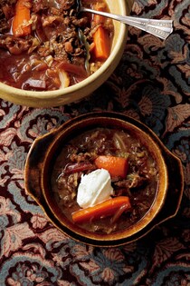 「ロシア風薄切り肉のボルシチ」「米国風かきのサフランチャウダー」あったか最高♡絶品スープレシピ2選