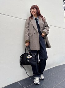 【40代スナップ】デニムとスニーカー、でも「トラッド」！ きちんと見えも叶えます｜藤林美紀さん