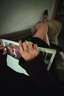 女性を魅力的に魅せる色。風間ゆみえが描く“大人ブラウン”の世界へ