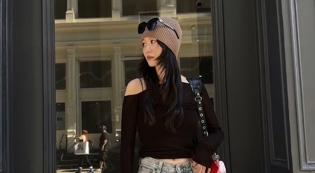 【40代スナップ】デニムスタイルはメゾンブランド小物と微「肌見せ」で洗練見せ!|及川真心さん