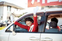 宮沢りえさんが初のコメディで政治家の卵を演じる、『決戦は日曜日』インタビュー