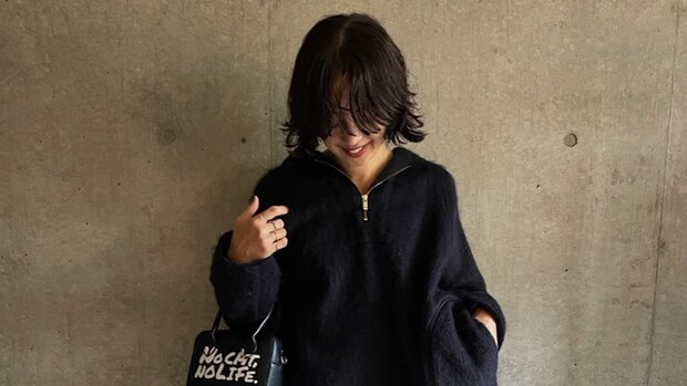 【40代スナップ】ポップなブルー「スニーカー」がキレイめカジュアルと相性抜群!|濱中鮎子さん