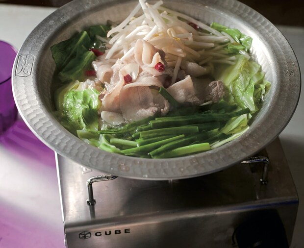 寒い日は鍋であったまろ♡手に入りやすい具材で「豚バラのモツ鍋風」「かぶのべったら漬け風」レシピ