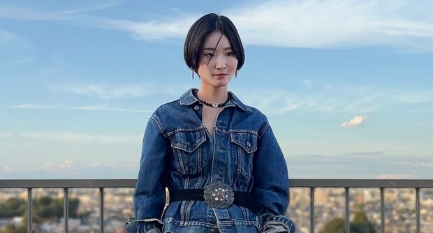 【40代スナップ】今季注目!「バックルスニーカー」でコーデをモードにシフト|早崎円馨さん