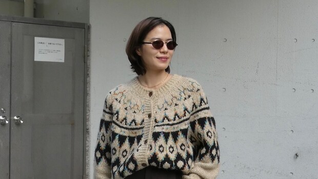 【40代スナップ】旬の「スエードスニーカー」でワントーンコーデに遊びをプラス♡｜田原麻捺さん