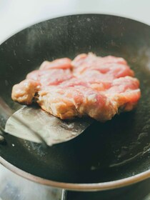 カリカリで美味しい！「チキンのレモンクリームソースとグリンピースとミントのサラダ」優雅なランチはいかが？