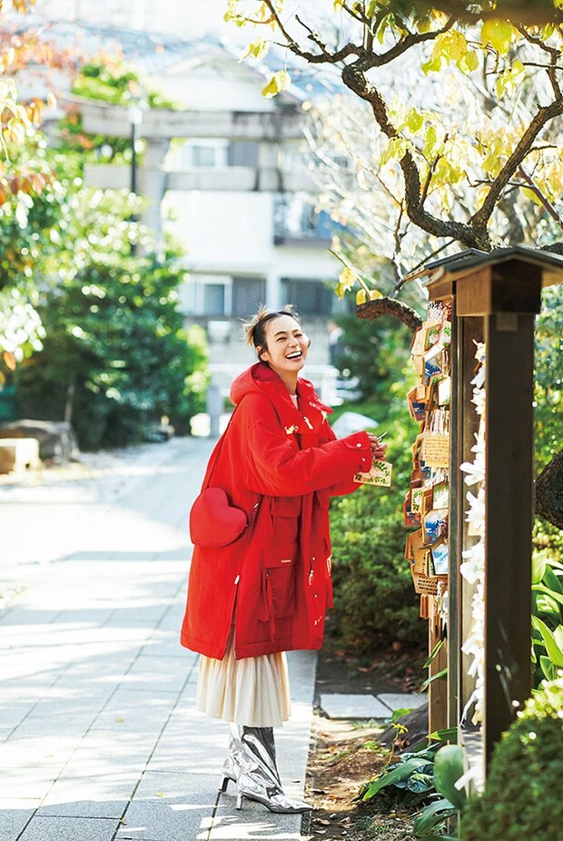 玲奈の妄想着まわし劇場【1月1日(月)】真っ赤なあったかコートであけおめ! 初詣に出かけよう