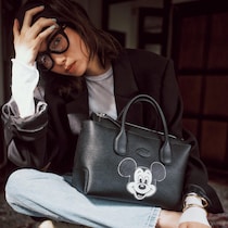 色落ちデニムを急にクラスアップする。【黒コート】とTシャツ×デニムの理想的なバランスは