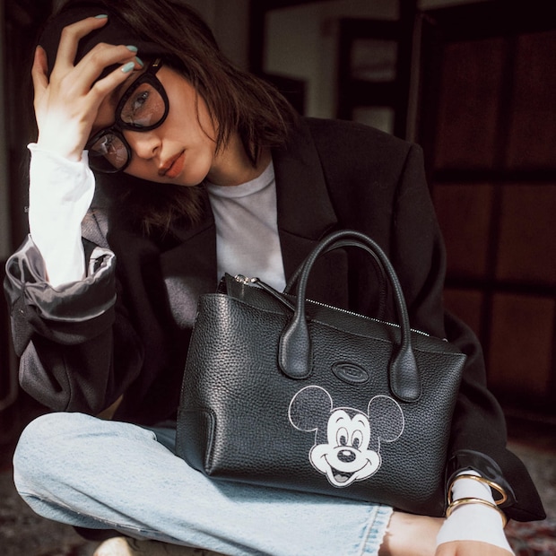 色落ちデニムを急にクラスアップする。【黒コート】とTシャツ×デニムの理想的なバランスは