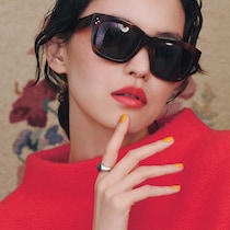 洒落てる！オレンジリップ×マスタードイエローのネイルにミニマルなジュエリーではっとするほど洗練された冬の装いに