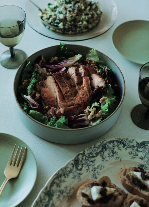 手軽だけどやっぱり人気。家飲みおつまみの王道『皮パリチキンとくるみのサラダ』のレシピ