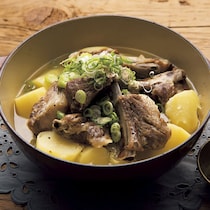 あたたかくてすぐ作れる！簡単、おいしいごちそう煮込み【キャベツと塩漬けスペアリブの肉じゃが】レシピ