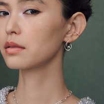 目頭ラメでメイクに輝き＋繊細シルバーピアスとネックレスでなんとも優美な雰囲気になる！