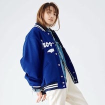 大人はスタジャンにビジューパンプスで冒険。加藤かすみが提案する脱・優等生な着こなしテク