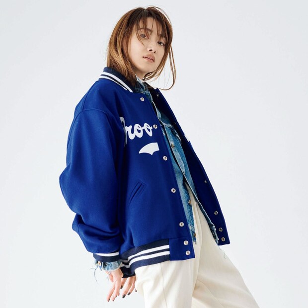 大人はスタジャンにビジューパンプスで冒険。加藤かすみが提案する脱・優等生な着こなしテク