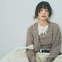 Tシャツにキラキラニットをレイヤード。40代に似合うちょい甘コーデテクを金子綾が伝授！