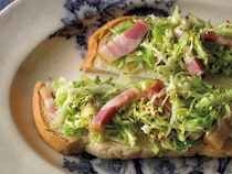 ジューシーベーコンとキャベツの甘み♡いつもの食パンがごちそうに｜ベーコンキャベツトースト