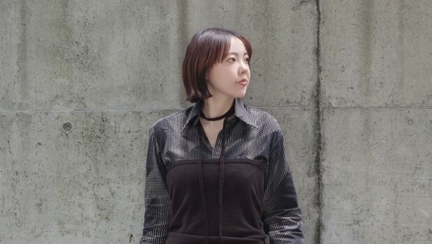 【40代スナップ】ハンサムなスタイルをほどよくハズす「サロモン」は白で正解！｜三井千晶さん