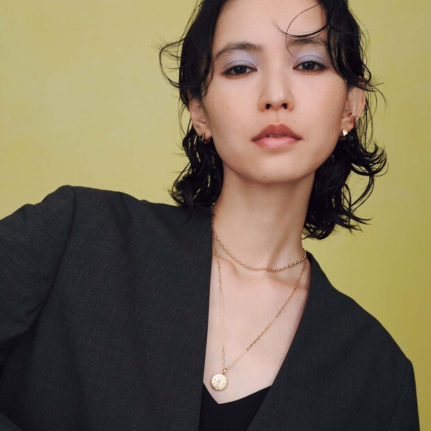 新年はメイクにも変化を。寒色のアイシャドウ＆スキントーンのゴールドアクセでいつもと違うクールな私に