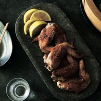 山椒の清涼感のある辛味がビールに合う！ 家飲みのおつまみに『手羽先の山椒焼き』のレシピ