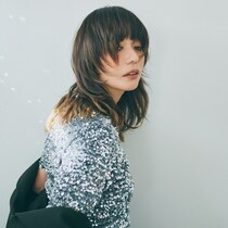 大人女子のみなさん、日常着にこそキラキラを。金子綾さんが提案する「今っぽさ」のヒント