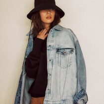 デニムジャケットとスエードパンツで70年代ムード。黒タートルネックニットって万能！