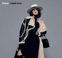 これ、だーれだ？ 人気モデルがクライム映画のヒロインを演じたら？ Babymixが仕掛ける服の魔法