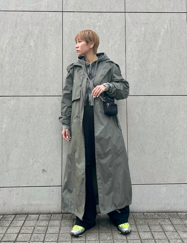 INSCRIREのトレンチに個性派スニーカーで春はスポーティに【365 DAYS SNAP】PR 萩原美緒さんの私服