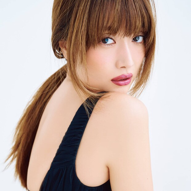 リップはツヤタイプをオーバー塗りが鉄則。ヘア&メイク笹本恭平が魅せる【韓国コスメ】で春メイク