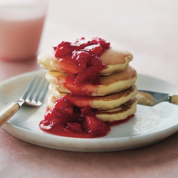 洋酒の風味で大人味！ さくっと手軽に作れるのに本格的な美味しさ『いちごスパイスソースのパンケーキ』レシピ