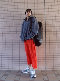 アウトドアコーデを真っ赤なスカートでシティユースにシフト【365 DAYS SNAP】橋本美和さんの私服