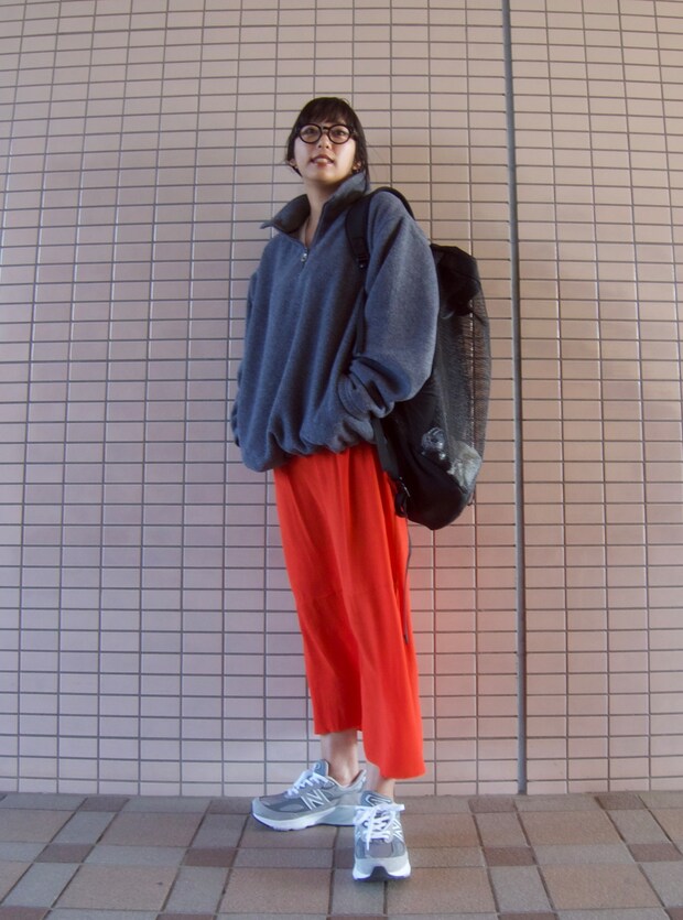 アウトドアコーデを真っ赤なスカートでシティユースにシフト【365 DAYS SNAP】橋本美和さんの私服