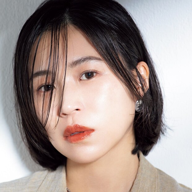 今、おしゃれな人はみんなナチュラル仕上げ。リップは2本使いする佐藤有華さんのセルフメイク拝見！