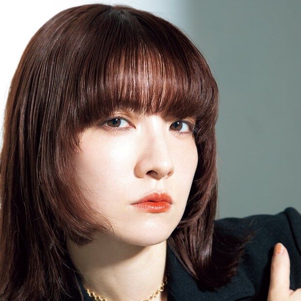極細の赤いインラインやグリーンブルーのマスカラで印象的な目元に。川村詩織さんのセルフメイク術