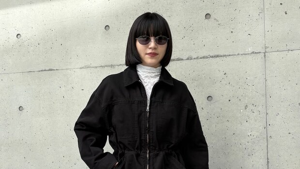 【40代スナップ】ブラックの「ドロスト」ジャケットで洗練見せ×スタイルアップ！｜滝口理奈さん