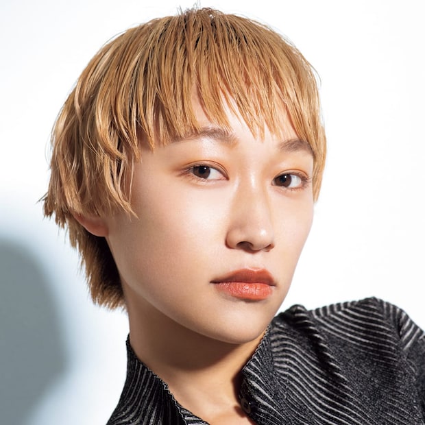 モノトーンコーデにも映える。テラコッタカラーのリップが印象的な吉田智恵さんのベージュメイク