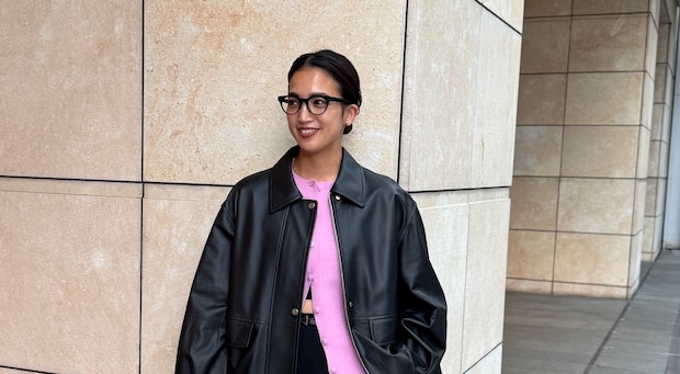 【40代スナップ】旬度高め!「オーバーサイズ」レザーブルゾンに差し色をチラ見せ|水谷優芽さん