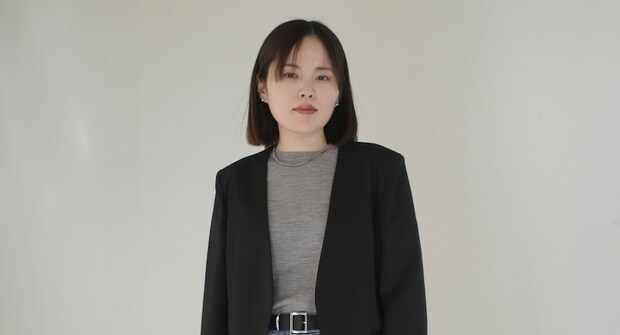 【40代スナップ】キレイめ黒ジャケット×デニム×赤パンプスでミニマルな洒落感!|朴栄里さん