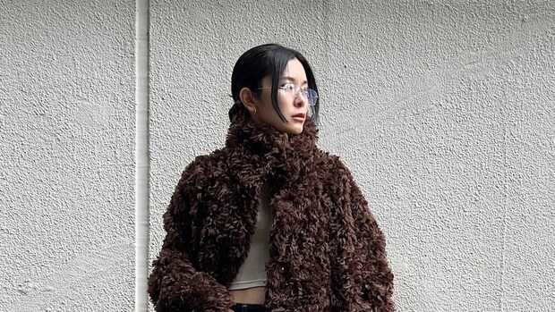 【40代スナップ】秋の「ファー」スタイルは「ほんのり肌見せ」が洒落てる!|鳴島知紘さん