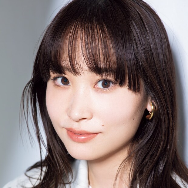90年代のケイト・モスをイメージ。佐藤麻理奈さんのモードなキャットアイメイクがナチュラル可愛い