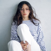 40代以上のカチューシャは「太め・べーシックカラー」一択。顔周りが華やぐ万能ヘッドバンドを発見！