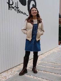 【40代スナップ】ベストにロングブーツ…大人のアメカジは「懐かしさ」で洒落る！｜林安奈さん