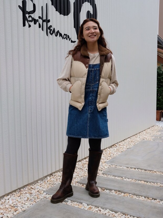 【40代スナップ】ベストにロングブーツ…大人のアメカジは「懐かしさ」で洒落る!|林安奈さん