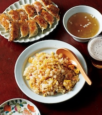 カリッカリの餃子とあのスープも再現！【町中華】の激うまチャーハン定食をおうちで作ってみよう