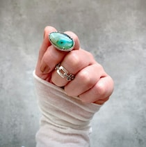 1点ものの大きなオパールリングの美しい輝きに恋に落ちて衝動買い！【Adlin Hue】の天然石リング